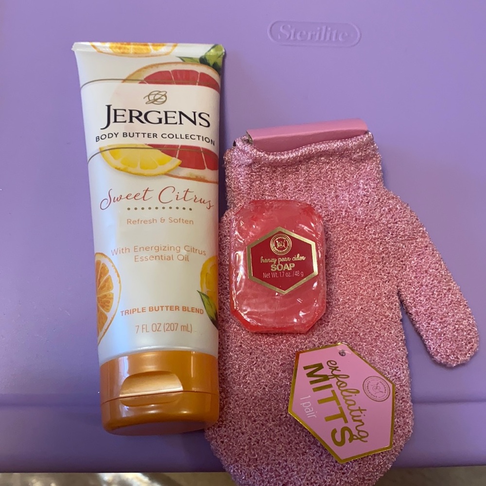 Sweet skin gift set comes with Body butter, exfoliating gloves and mini soap